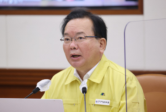 김부겸 국무총리가 16일 오전 정부서울청사에서 코로나19 대응 중앙재난안전대책본부 회의를 주재하고 있다.   연합뉴스